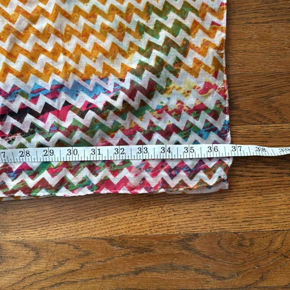 🧣Multi-colored scarf/wrap in chevron pattern. - Picture 4 of 5